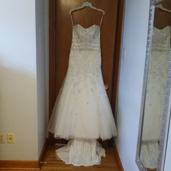 Diamond White Wedding Dress Size 10 Never Worn Excellent Condition - Picture 7 of 17